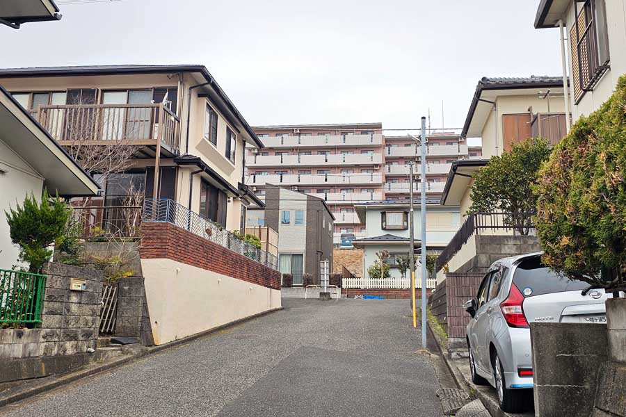 千葉県市原市内の養老川に面する高台に造成された光風台団地。1976年12月23日、最寄り駅として小湊鉄道線に光風台駅が設置された。2025年3月8日撮影（画像：大塚良治）