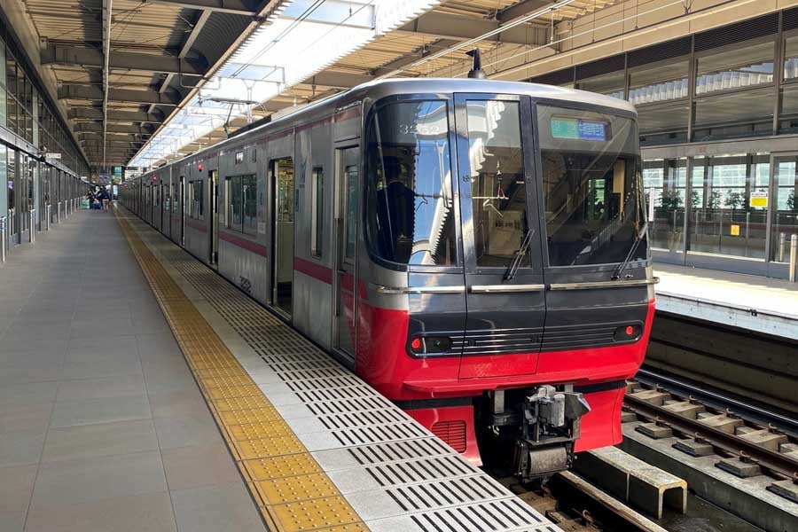 中部国際空港駅に到着した名鉄の列車(画像:高田泰)