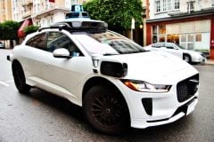 AIが自動車を「人間化」？ テスラ・ウェイモ・トヨタが挑む自動運転2.0──手信号も読む“考えるクルマ”の正体