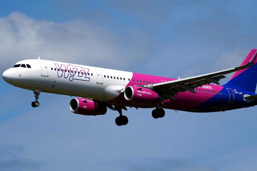 ハンブルク空港の滑走路23への進入中の、ウィズエアー航空のエアバスA321-231(WL)(登録番号HA-LXG)。この機はグダニスク発ハンブルク行きのフライトを運航していた(画像:MarcelX42)