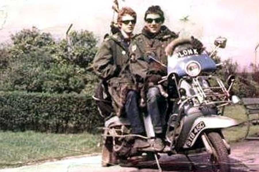 カスタマイズされたランブレッタスクーターに乗った、1960年代半ばのふたりのモッズ（画像：Sergio Calleja）