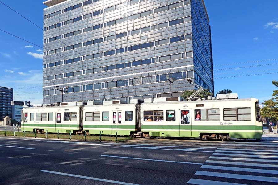 広島電鉄の3両連接車・3900形。連接車の特徴は「車両の車両のあいだに台車がある」こと。小回りが利き、また揺れが少ないため路面電車に最適だ（画像：若杉優貴）