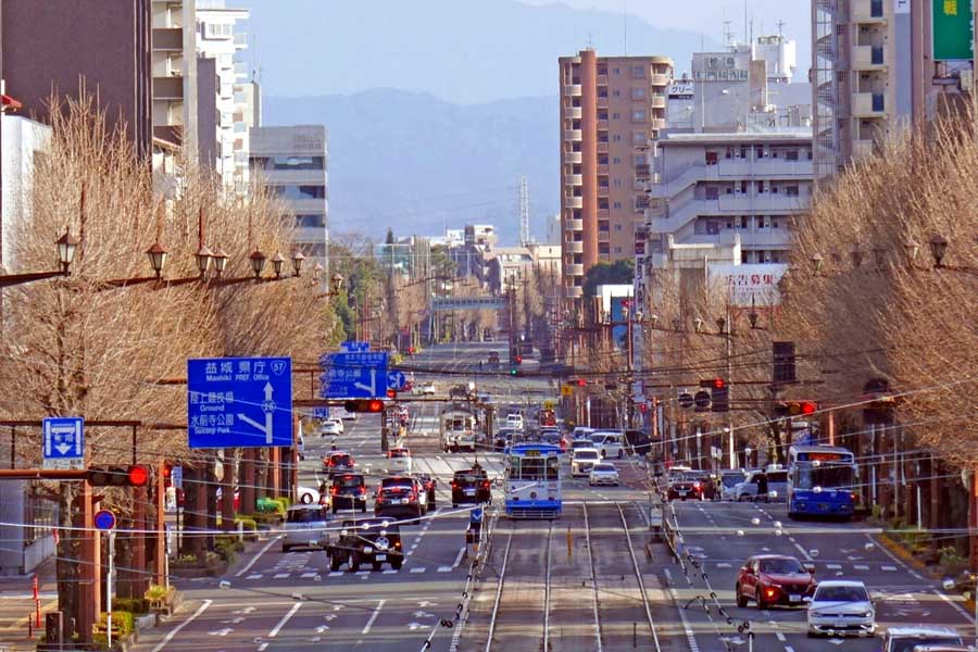 今や熊本を代表する景観のひとつとなった熊本市電が行き交う風景。実はモノレール化による廃線が検討されていた(画像:若杉優貴)