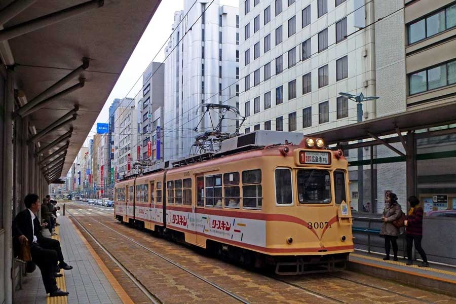 大きな車体を活かして広島でも活躍した元西鉄1000形。のちに広電の主力車両となる3連接車の先駆けだった。写真の広電3000形3007号は2021年引退、残る同型は3003号のみ(画像:若杉優貴)