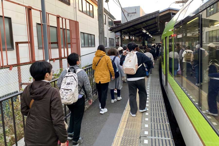 叡山電鉄で戻ってきた人でいっぱいになった2024年秋の出町柳駅(画像:高田泰)