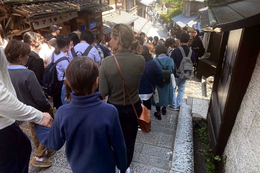 修学旅行生が訪日客に飲み込まれた2024年秋の産寧坂(画像:高田泰)