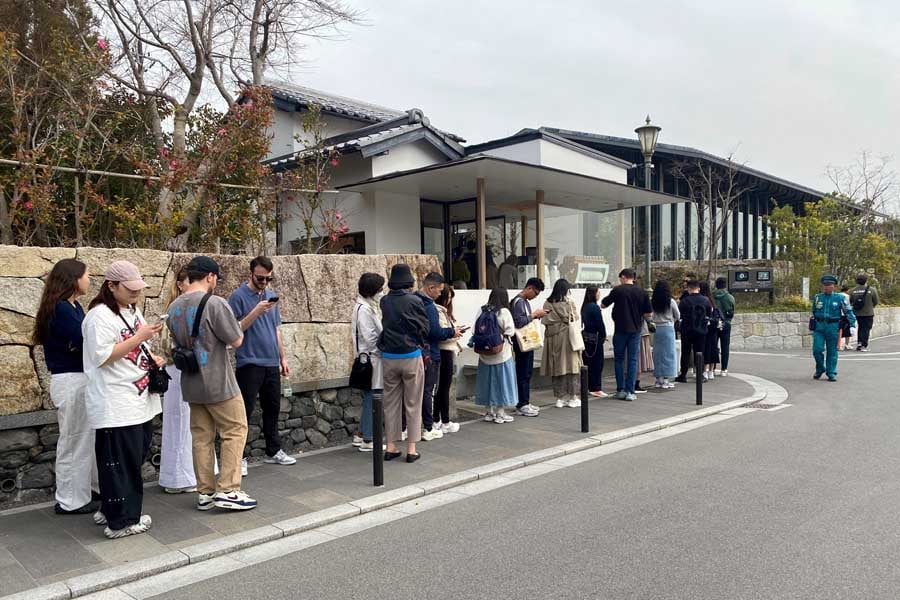 長い行列ができた今春の嵐山コーヒースタンド前（画像：高田泰）