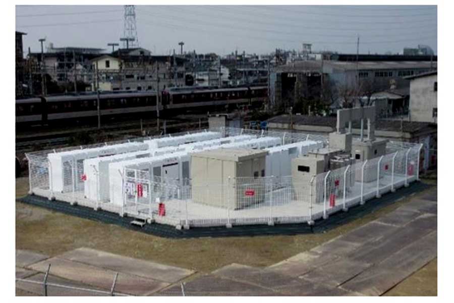 近鉄・東花園駅に設置されたテスラのパワーパックなどの装置（画像：近畿日本鉄道）