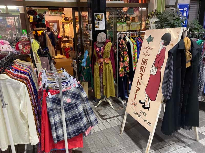 電気街と韓国、エスニックに混じって、東京なら高円寺あたりにありそうな昭和レトロとヴィンテージファッションの世界も（画像：キャリコット美由紀）