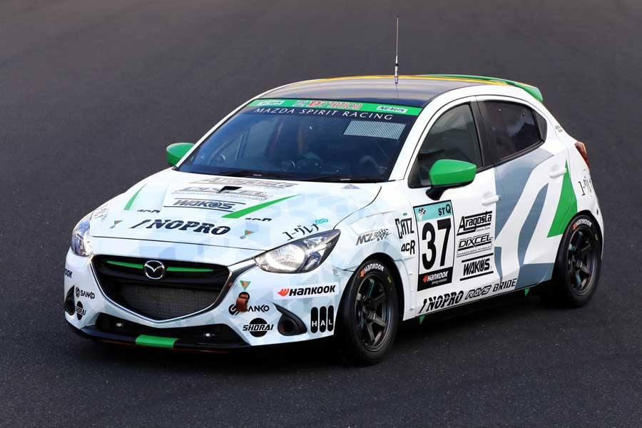 「サステオ」を給油した「MAZDA SPIRITRACING Bio concept DEMIO」(画像:ユーグレナ)