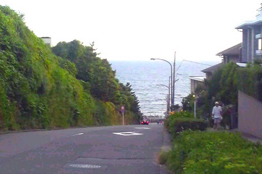 七里ガ浜の坂道（画像：写真AC）
