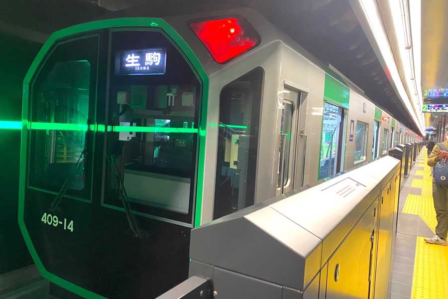 夢洲駅に乗り入れる大阪メトロの車両(画像:高田泰)