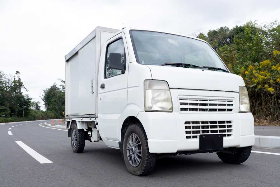 配達中の軽貨物自動車（画像：写真AC）