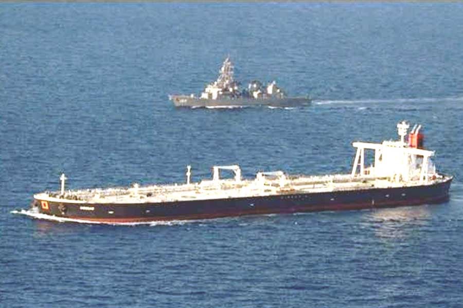 タンカーの横を航行する護衛船(画像:国土交通省)