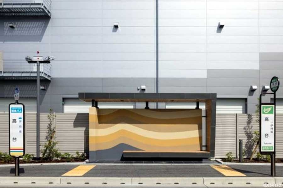 2024年竣工の「ESR 伊丹ディストリビューションセンター」に設置された屋根付きバス停（画像：ESR）