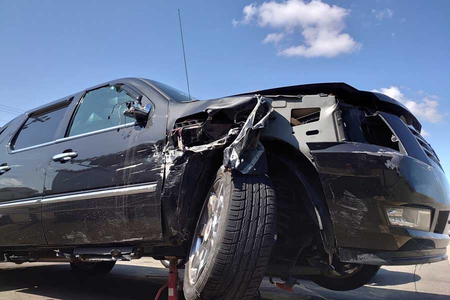 交通事故で大破した車（画像：写真AC）