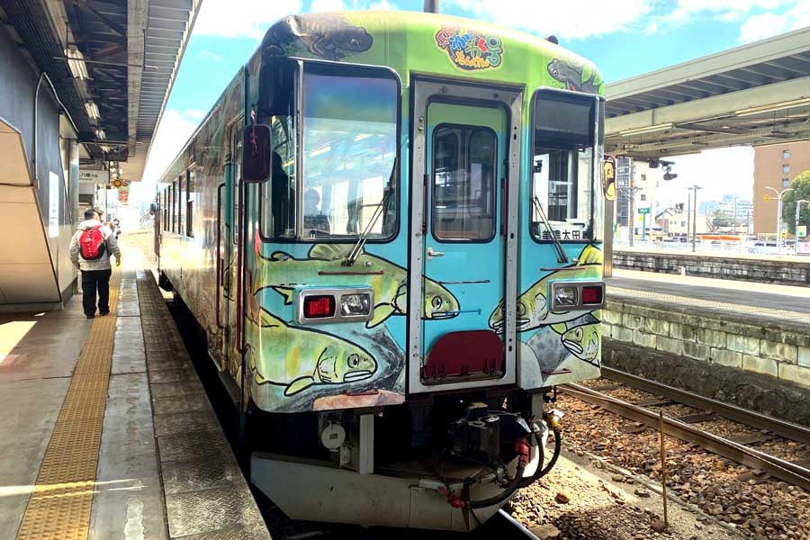 美濃太田駅で出発を待つ長良川鉄道の車両(画像:高田泰)
