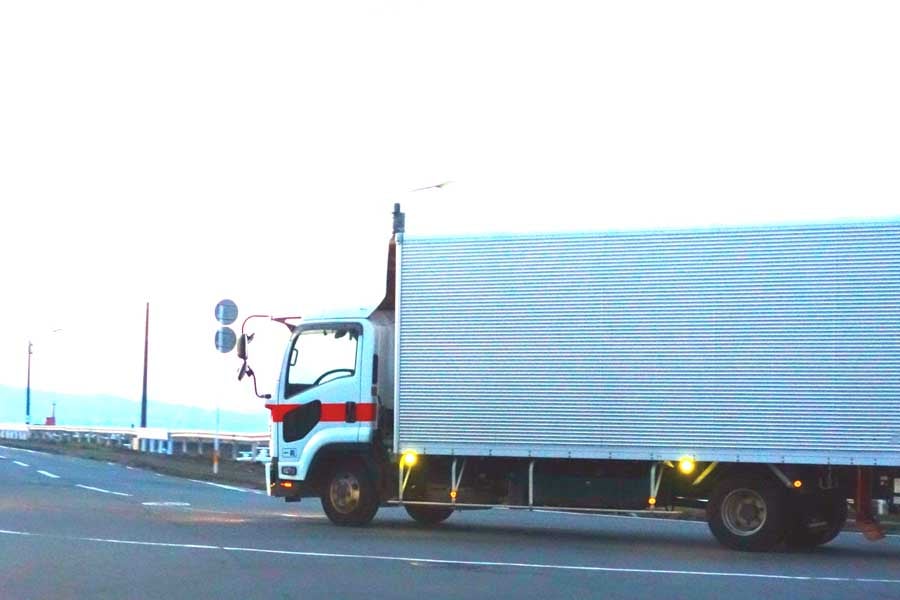 トラック(画像:写真AC)