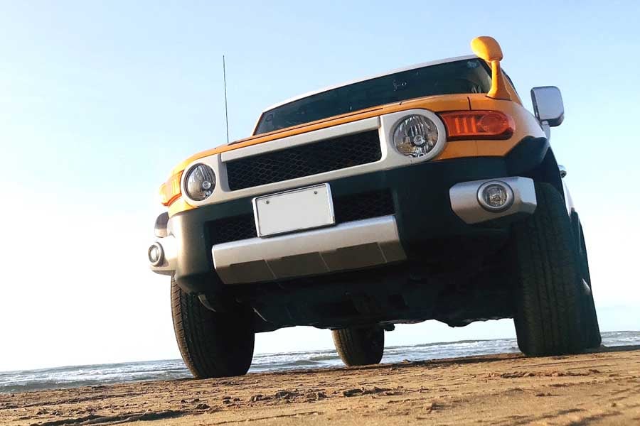 ビーチで走る車(画像:写真AC)