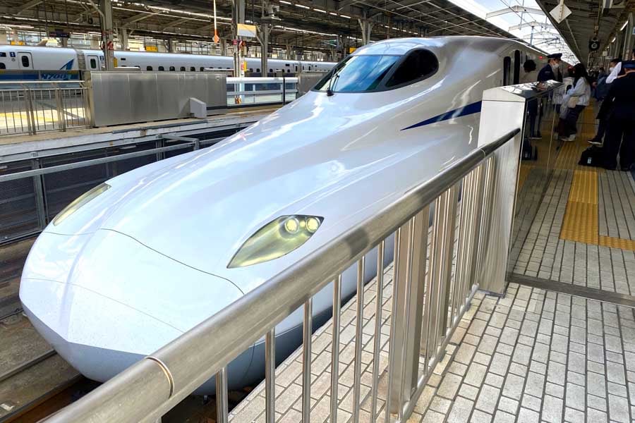 新大阪駅に到着した新幹線「のぞみ」(画像:高田泰)