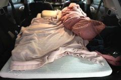 ホテル高すぎ! コスパ最強「車中泊」に再評価? 専用スペース1泊3000円で快適空間、ホテル超えの日は来るか?