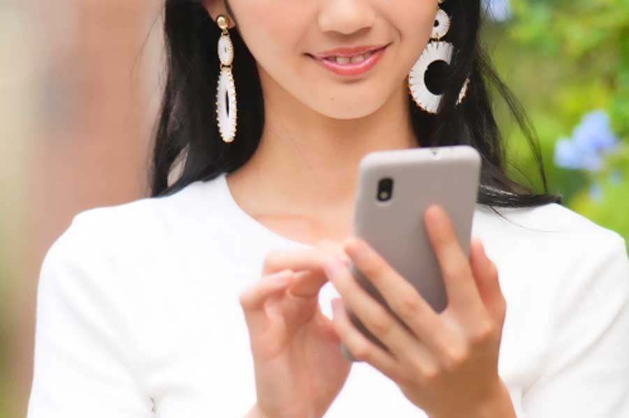 歩きスマホのイメージ（画像：写真AC）