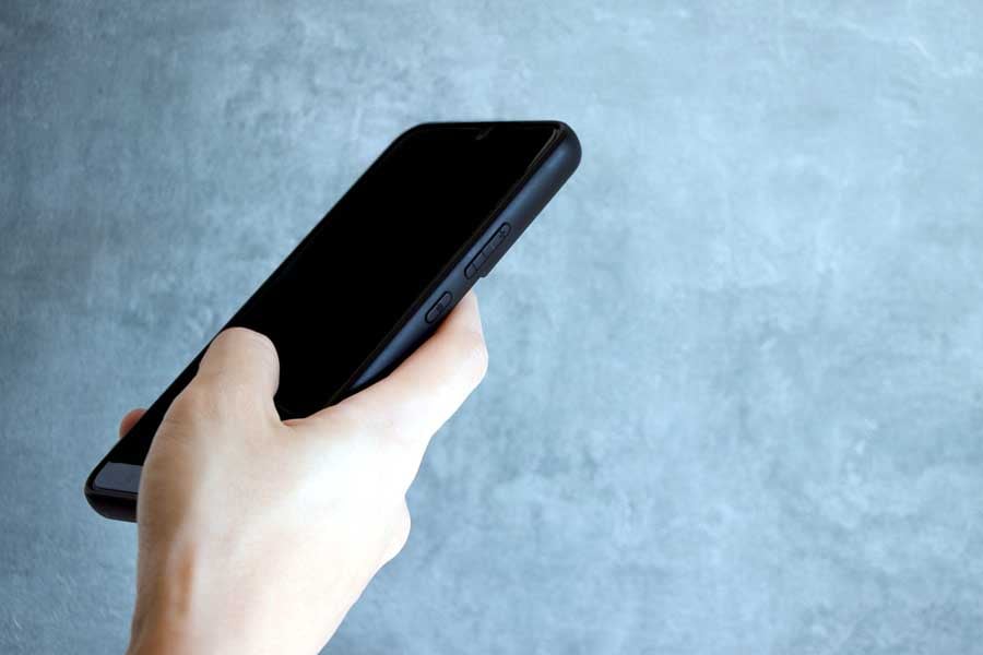 歩きスマホのイメージ（画像：写真AC）