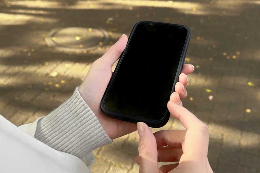 歩きスマホのイメージ（画像：写真AC）