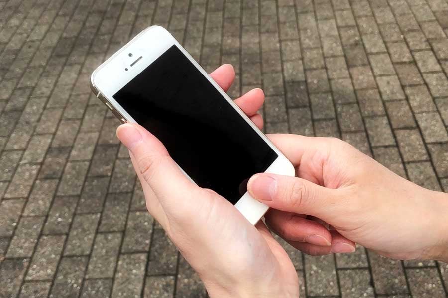 歩きスマホのイメージ（画像：写真AC）