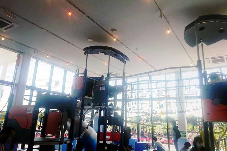 首都高川口線。川口PAには屋内アスレチック施設がある(画像:都野塚也)