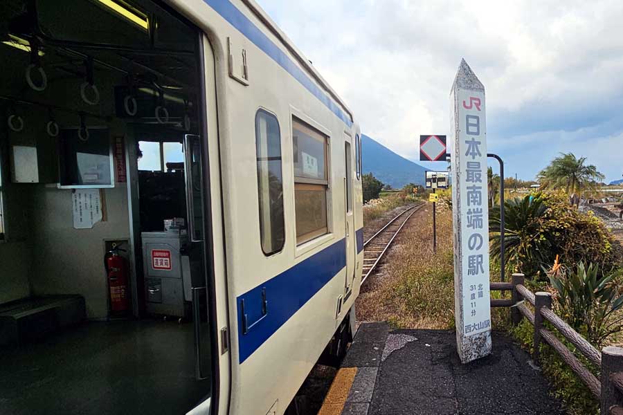 JR日本最南端の西大山駅で停車する指宿枕崎線普通列車。2025年1月6日撮影（画像：大塚良治）