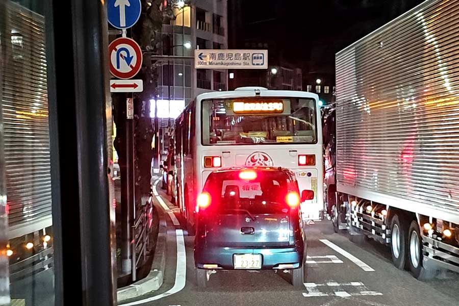 平日18時30分頃の国道225号線南鹿児島駅付近の様子。2025年2月13日撮影（画像：大塚良治）