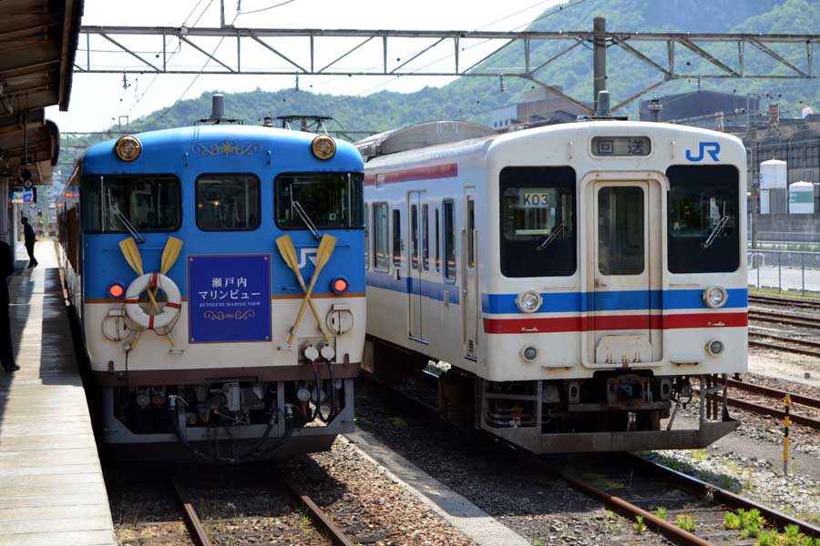 呉線広駅に停車中の瀬戸内マリンビュー。2両編成のうち1両は自由席だった。2014年5月4日撮影（画像：大塚良治）
