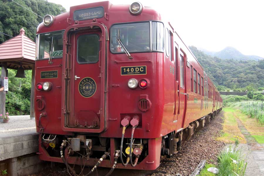 真幸駅に停車中のいさぶろう・しんぺい。今後、真幸駅を含む肥薩線人吉駅～吉松駅間の復旧について協議される予定（画像：大塚良治）