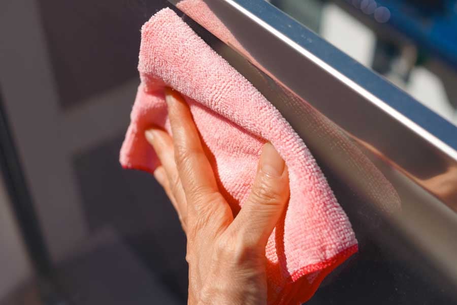 タオルで車を拭く男性（画像：写真AC）