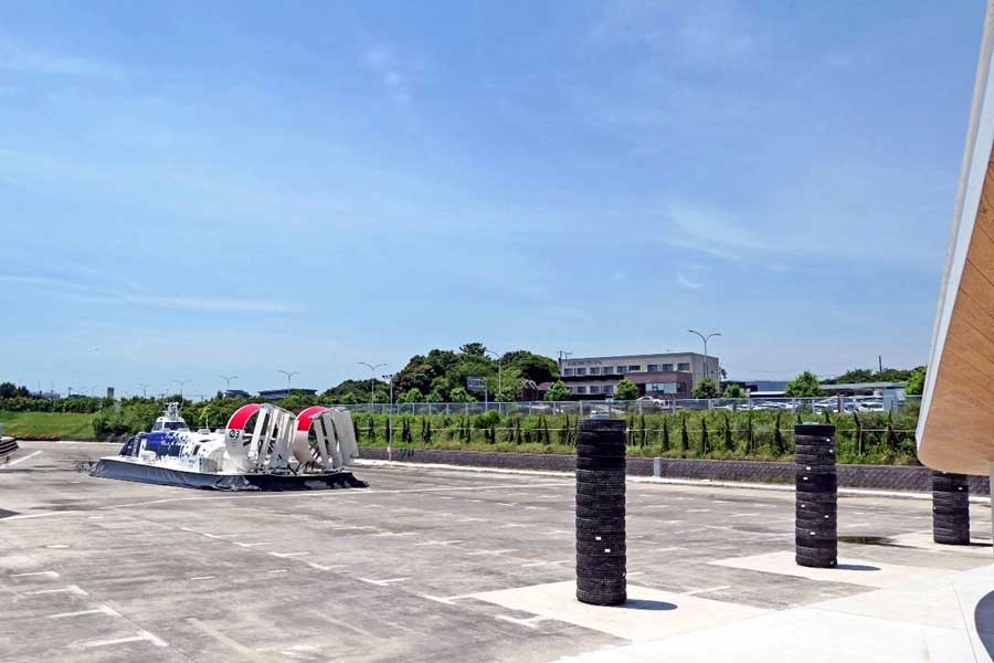 大分空港のホーバークラフトターミナル「ホボッタ」に停泊する3番船「Tanso（淡窓）」。風の影響を受けやすいホーバークラフトゆえ、衝突防止のためゴムタイヤ等で造られたクッションが設置された（画像：若杉優貴）