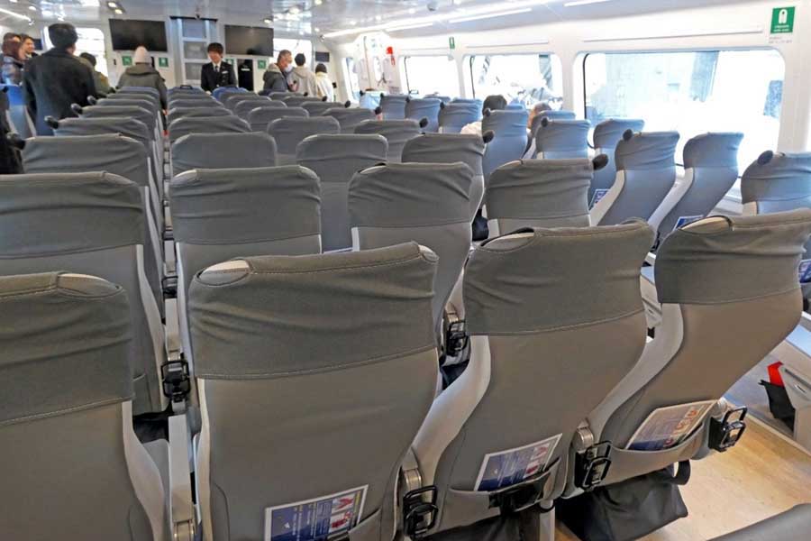 2番船「Banri（萬里）」船内。定員は105人。通常はそれほど揺れないものの、高速航行するため座席にはシートベルトが設けられている（画像：若杉優貴）