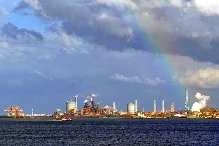 日本有数の工業エリア・大分臨海工業地帯を背に別府湾を往く2番船「Banri（萬里）」。本格就航に期待がかかる（画像：若杉優貴）