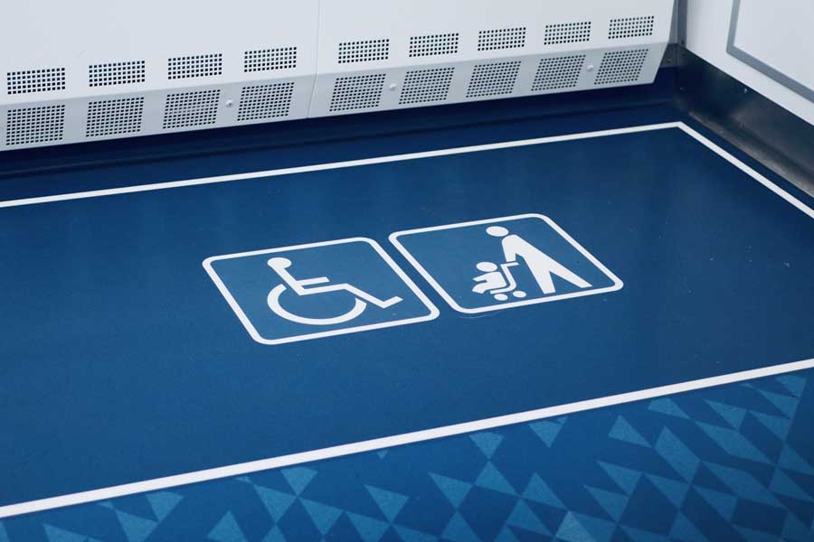 電車内のフリースペース（画像：写真AC）