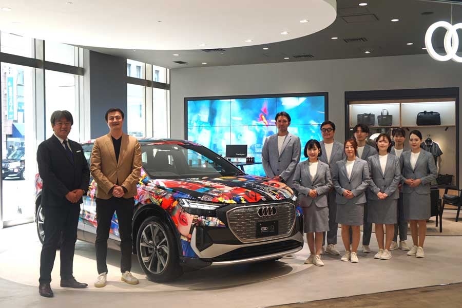 日本橋店外観とスタッフ（画像：武田信晃）