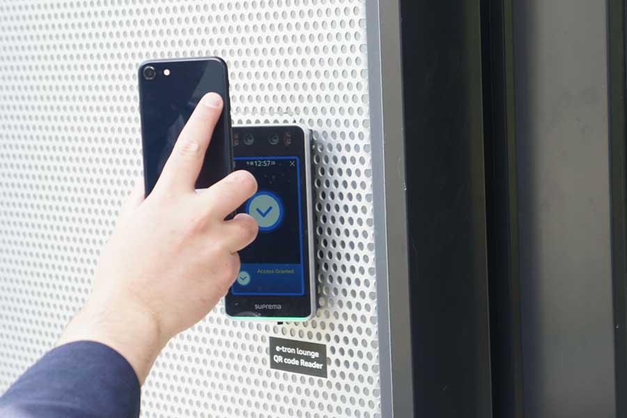 スマホに送られてきたQRコードを使って2階のラウンジに入室（画像：武田信晃）