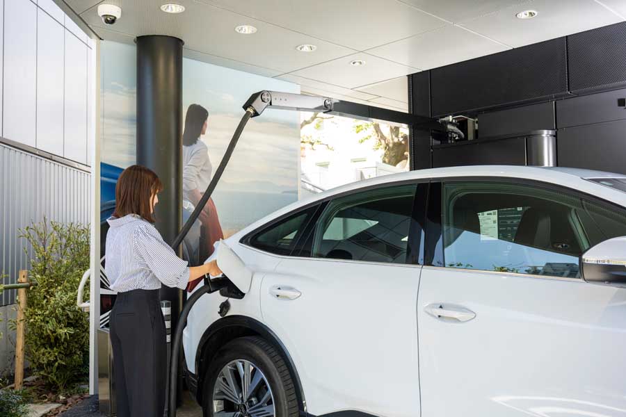 スウイング式アームを採用すること（AUDI AG 特許取得）で、車の向きを気にせずに充電可能（画像：武田信晃）