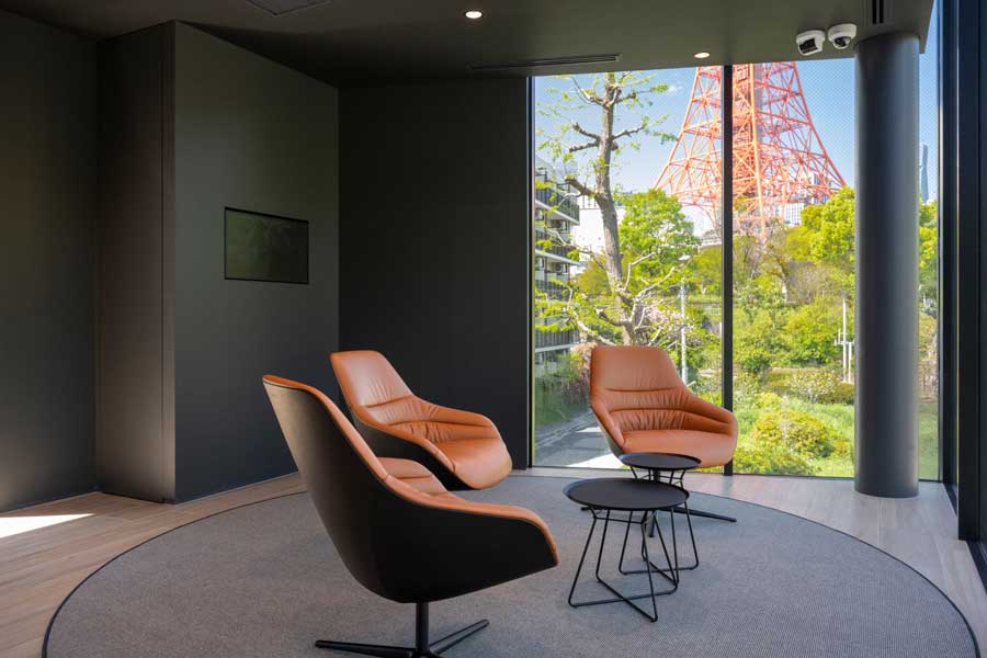 ラウンジ内の様子。奥に東京タワーが見える（画像：武田信晃）