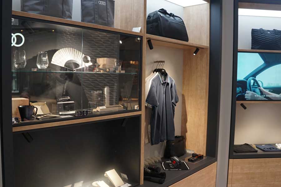 まるでブティックのような内部（画像：武田信晃）