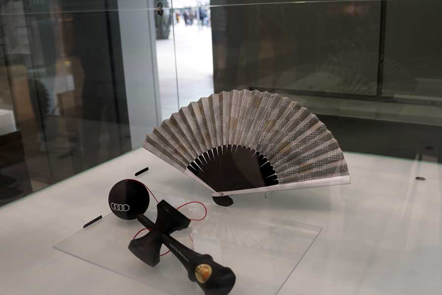 日本と絡めたグッズも製作（画像：武田信晃）