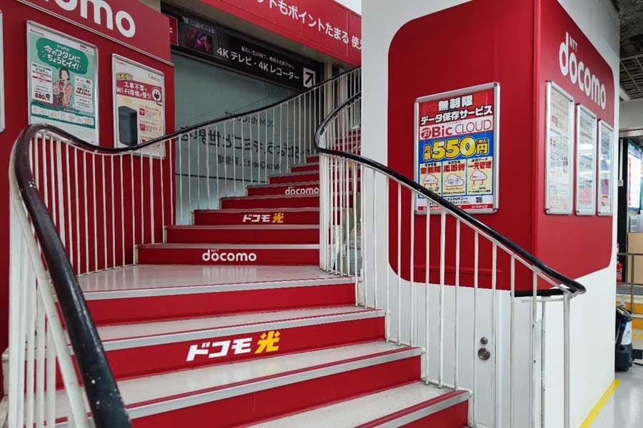 名建築家・村野藤吾氏が手掛けた旧・有楽町そごう。現在はビックカメラ有楽町店だが近く再開発で姿を消してしまう予定。店内に残る吹き抜けや孤を描く階段は百貨店時代の名残だ。同様の意匠はホール部分にも残されている(画像:若杉優貴)