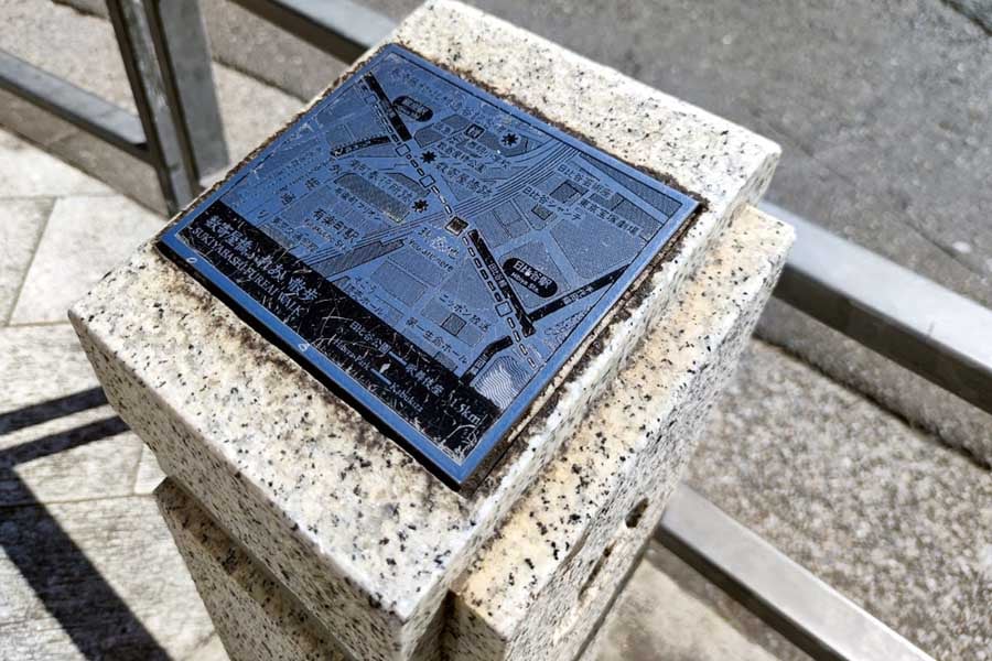 日比谷駅前にある「数寄屋橋ふれあい散歩」の案内標柱。ここには確かに「有楽町そごう」「数寄屋橋阪急」があったのだ（画像：若杉優貴）