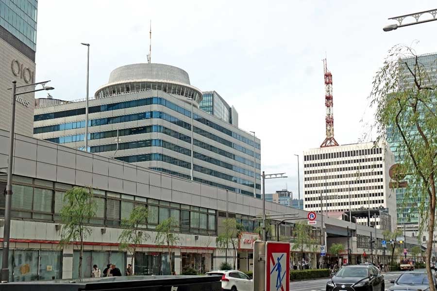各地で再開発が進む有楽町。ビックカメラ有楽町店(旧そごう)とともに、回転レストランがシンボルだった東京交通会館、その右側にある消防署なども見納めとなる。手前の高架は今後遊歩道化される東京高速道路KK線(画像:若杉優貴)