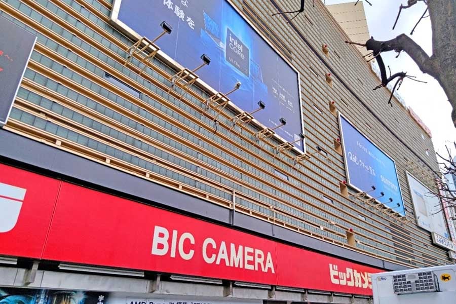 ビックカメラ有楽町店の有楽町駅側に残るガラスブロック。駅ホームから見たことある人も多いだろう（画像：若杉優貴）