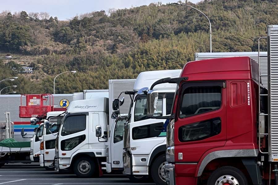 物流トラック（画像：写真AC）